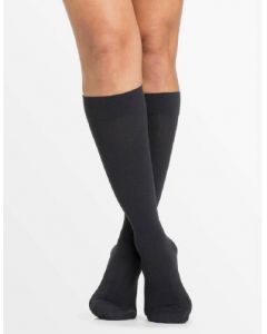 Sigvaris bas mollet Linen 20-30 mmHg Femme Médium/Long Gris Pâle Pointe Fermée, 1 Paire. Disponible sur prescription seulement en magasin.