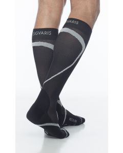 Sigvaris bas mollet High Tech 20-30mmHg Unisexe Petit/Long Noir Pointe Fermée, 1 Paire. Disponible sur prescription seulement en magasin.