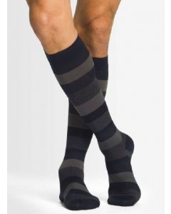 Sigvaris bas mollet Microfibre À Motifs 20-30mmHg Homme Large/Court Rayures Graphite Pointe Fermée, 1 Paire. Disponible sur prescription seulement en magasin.