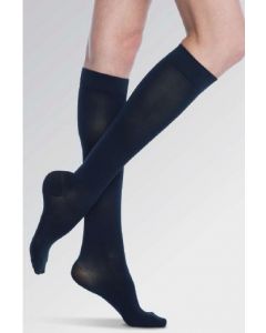 Sigvaris Bas Mollet 15-20 mmHg Large/Court Femme Pointe ouverte Tour de hanches 98-150.5cm ( 38.5-59.5 po ) Tour de cuisse 48-73cm ( 19-28.5 po ) Graphite 1 Paire