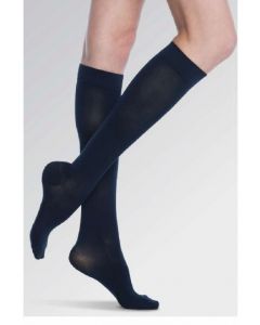 Sigvaris bas mollet Soft Opaque 20-30 mmHg Femme Petit/Large Chai ( Légèrement Doré ) Pointe Ouverte, 1 Paire. Disponible sur prescription seulement en magasin.